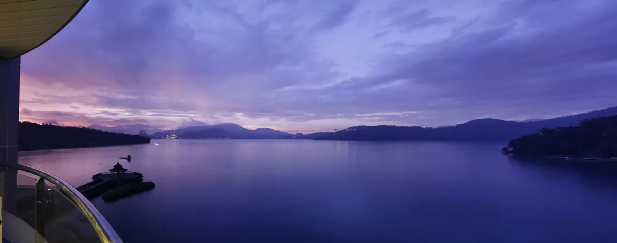 亞覓餐酒館窗外日月潭湖景夕陽｜日月潭湖景餐廳推薦