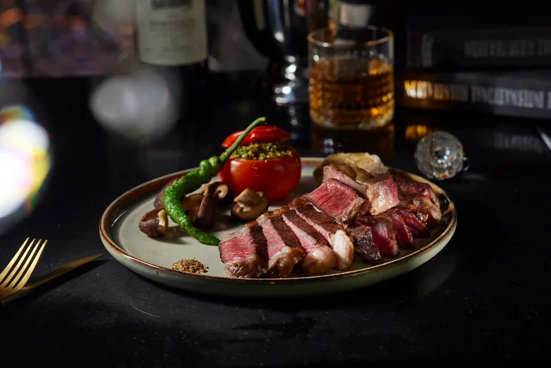 日月潭乾式熟成21天肋眼牛排｜亞覓餐酒館龍眼木柴燒招牌料理，搭配馬告海鹽與威士忌奶油醬